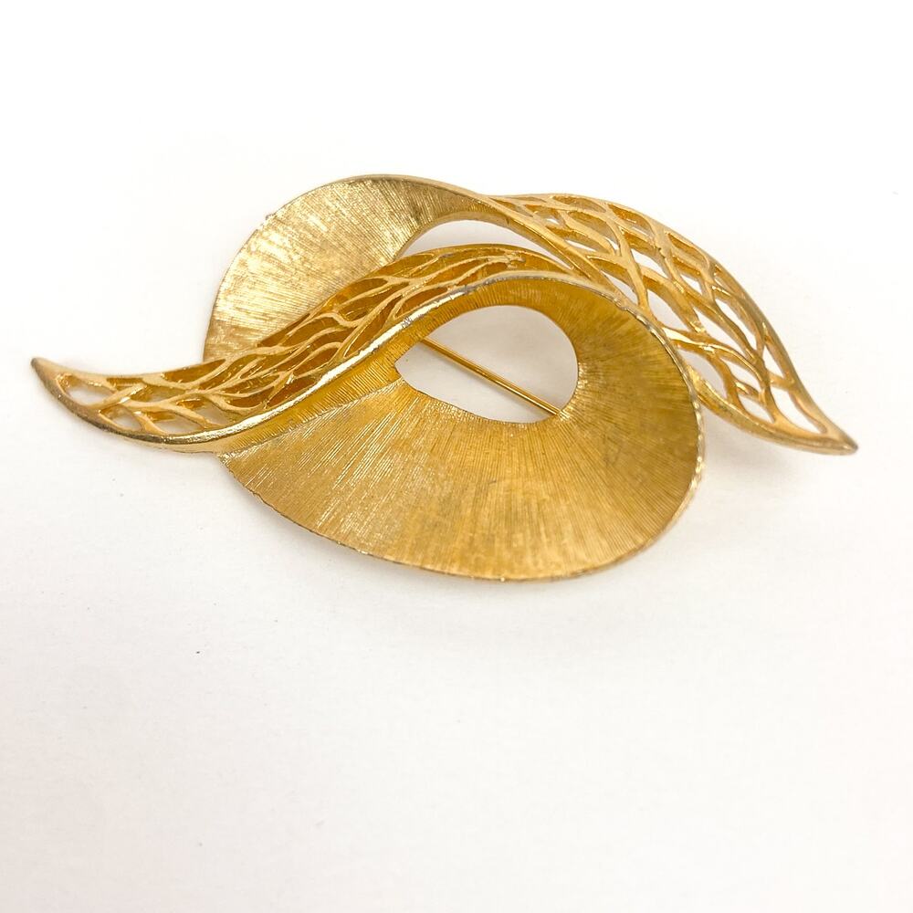 Vintage Liz Claiborne Brooch Gold Tone